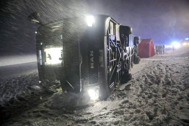 Несрећа у Немачкој: Снажан ветар преврнуо аутобус из Хрватске, осам путника повређено